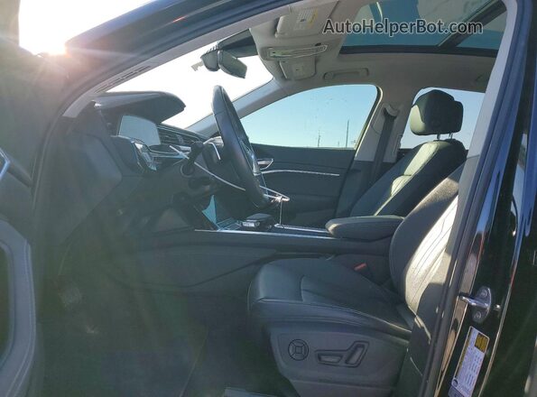 WA11AAGE8MB007436 2021 AUDI E-TRON Черный Вид салона спереди
