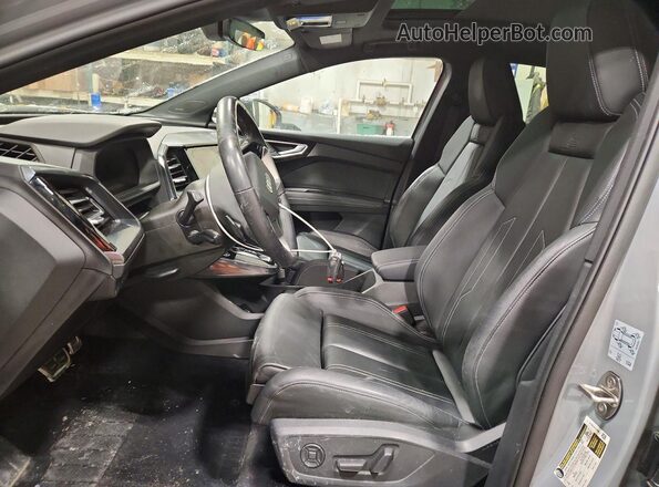 WA122AFZ7RP004978 2024 AUDI Q4 Gray Вид салону спереду
