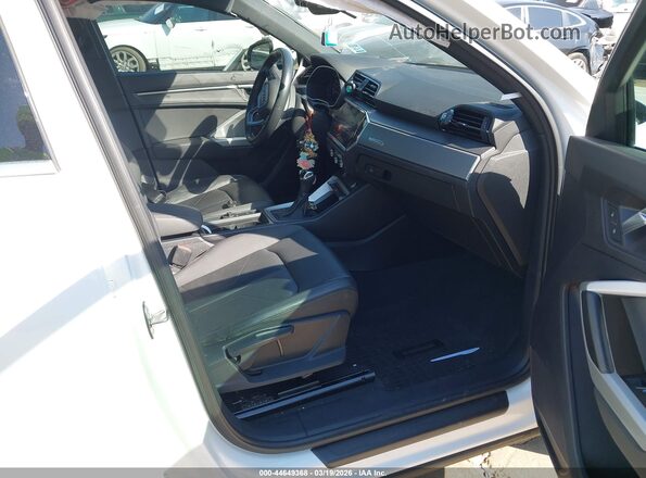 WA1AECF36K1072675 2019 AUDI Q3 Белый Вид салона спереди