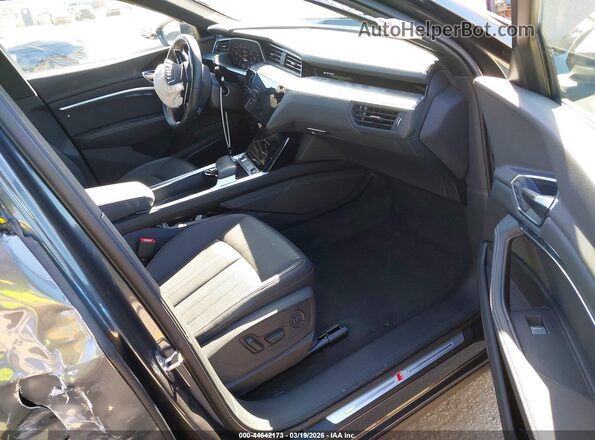 WA1CAAGE6RB010982 2024 AUDI Q8 E-TRON Серый Вид салона спереди