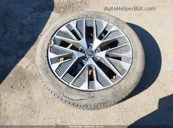 WA1DABGE3RB060698 2024 AUDI Q8 E-TRON White ხელსაწყოთა პანელის ხედი