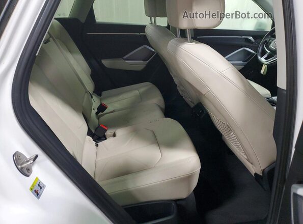 WA1DECF30N1005409 2022 AUDI Q3 White Widok tylnych siedzeń