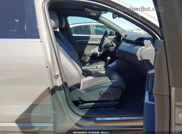 WA1DECF32M1040175 2021 AUDI Q3 Gray Вид салону спереду