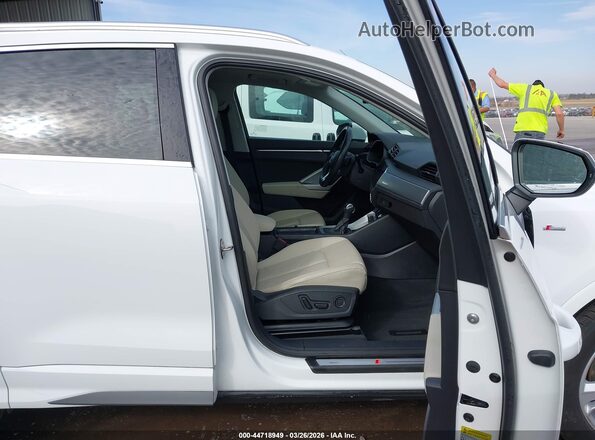 WA1DECF32N1095596 2022 AUDI Q3 White Front interior view
