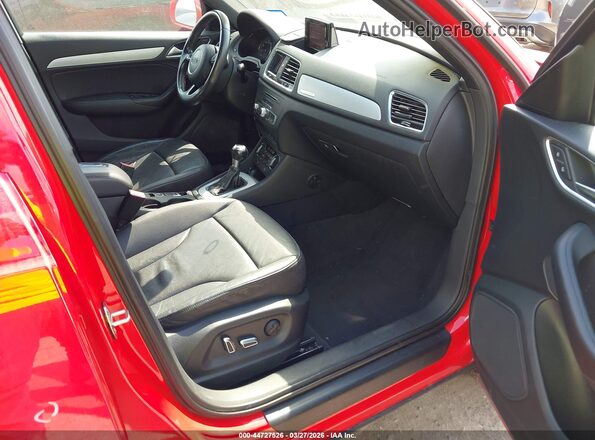 WA1ECCFS8HR010574 2017 AUDI Q3 Red Вид салону спереду