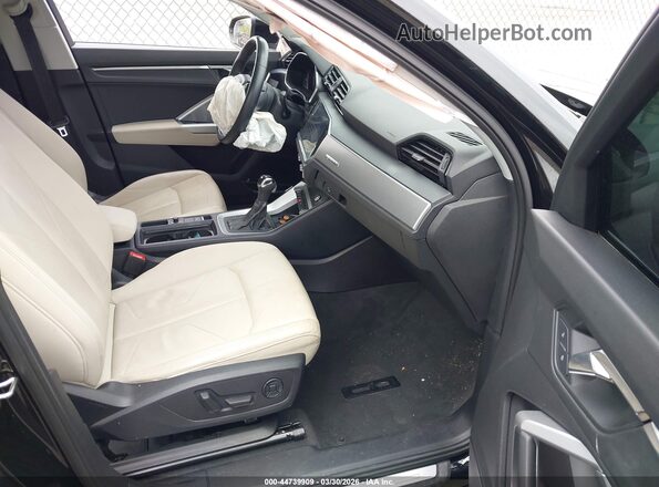 WA1EECF39L1027779 2020 AUDI Q3 Черный Вид салона спереди