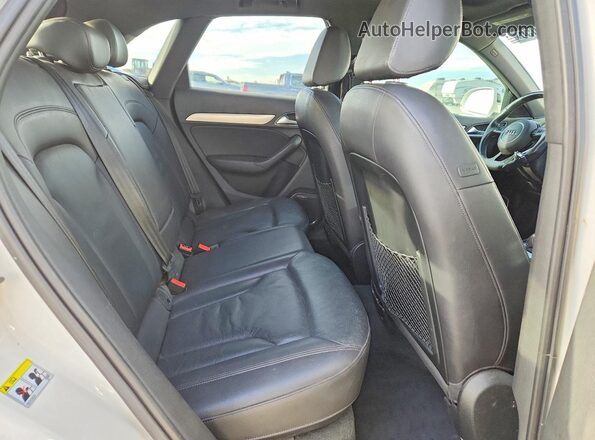 WA1GFCFS3GR022310 2016 AUDI Q3 White უკანა სალონის ხედი