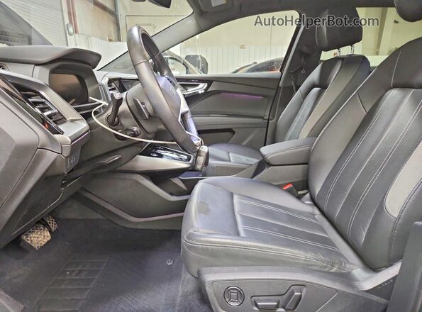 WA1J2BFZ8NP042084 2022 AUDI Q4 Black წინა სალონის ხედი