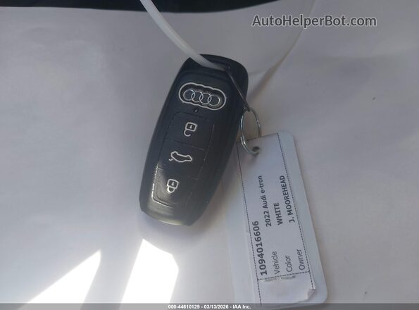WA1LAAGE1NB013749 2022 AUDI E-TRON Белый Вид панели приборов