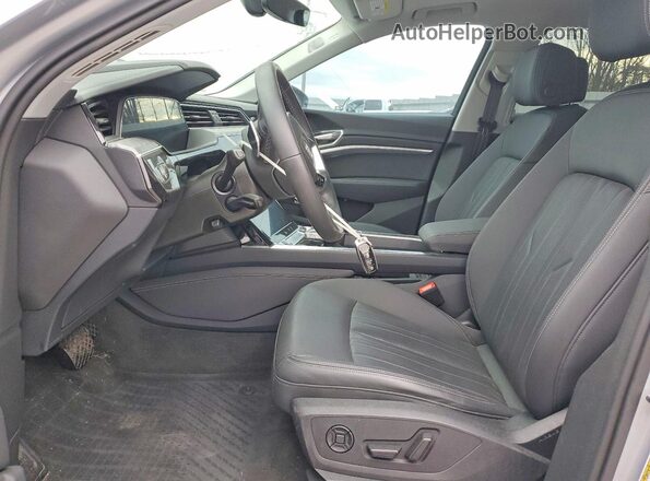 WA1LAAGE2NB033685 2022 AUDI E-TRON Silver Вид салону спереду