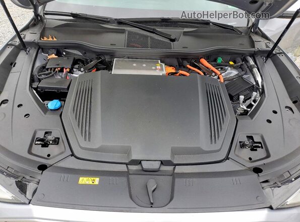 WA1LAAGE2NB033685 2022 AUDI E-TRON Silver Вид підкапотного простору