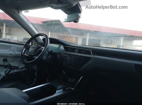 WA1LAAGE8PB018837 2023 AUDI E-TRON Белый Вид салона спереди
