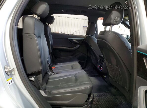 WA1LCBF7XSD015048 2025 AUDI Q7 Silver Widok wnętrza z tyłu