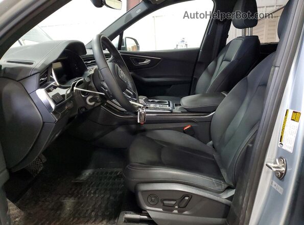 WA1LCBF7XSD015048 2025 AUDI Q7 Silver Widok wnętrza z przodu