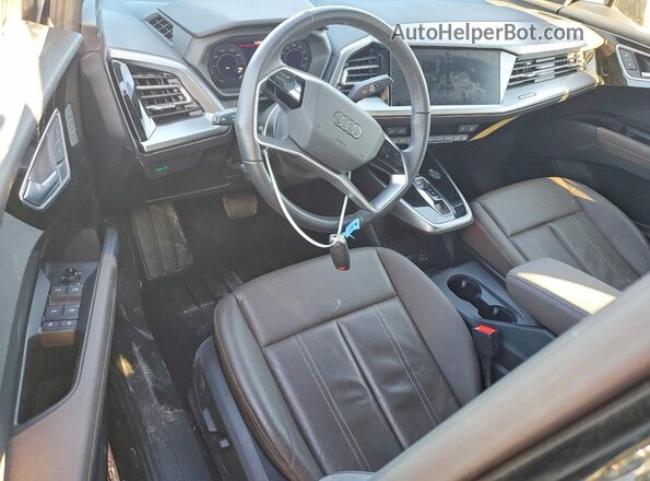 WA1LUBFZ4RP040860 2024 AUDI Q4 Черный Вид панели приборов