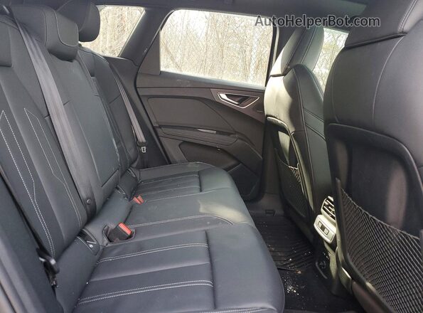 WA1M2AFZ4PP072256 2023 AUDI Q4 Черный Вид задней части салона