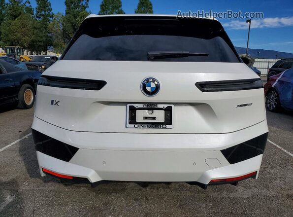 WB523CF00SCU13607 2025 BMW IX White უკანა ხედი
