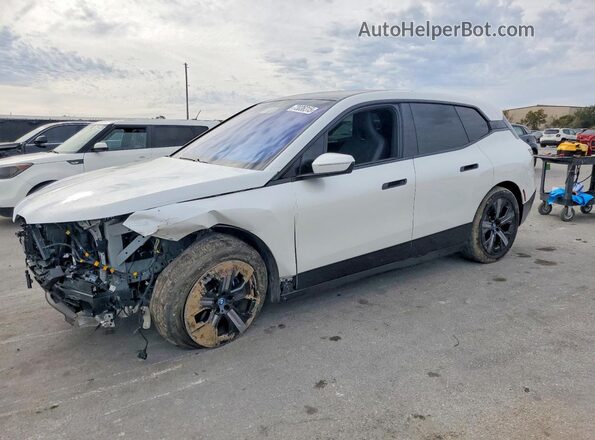WB523CF01SCT18778 2025 BMW IX White წინა მარცხენა ხედი სამი მეოთხედიდან