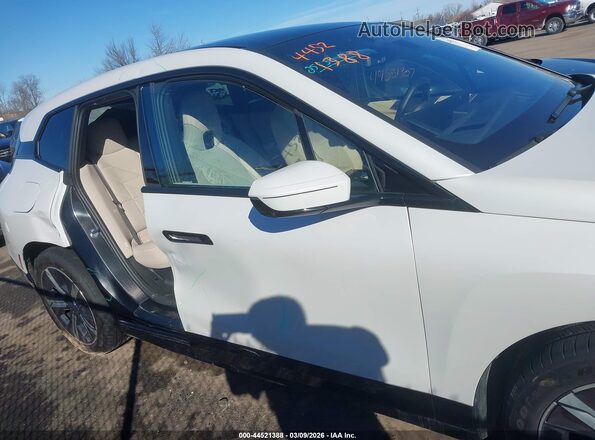 WB523CF09RCR60501 2024 BMW IX White Vista interior de 360 grados