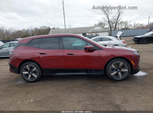 WB523CF09SCS38080 2025 BMW IX Burgundy Widok wnętrza z tyłu