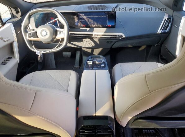 WB523CF0XSCS20574 2025 BMW IX Gray Vista del salpicadero