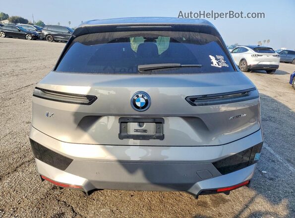 WB523CF0XSCS20574 2025 BMW IX Gray Vista trasera