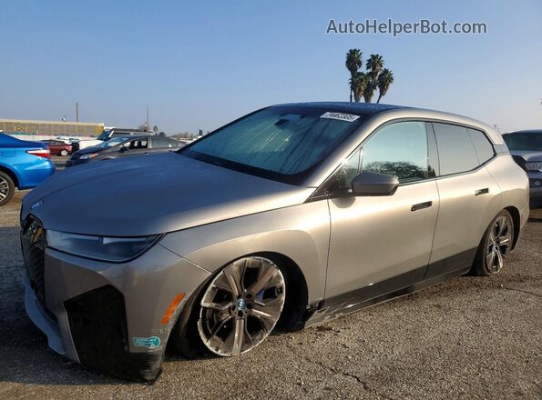 WB523CF0XSCS20574 2025 BMW IX Gray Vista tres cuartos delantera izquierda