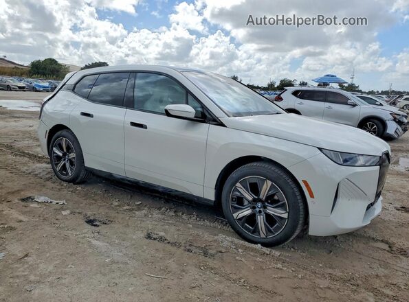 WB543CF00TCV95299 2026 BMW IX Белый Передняя правая четверть
