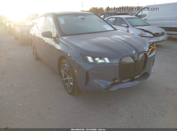 WB543CF01TCW65392 2026 BMW IX Серый Передняя правая четверть