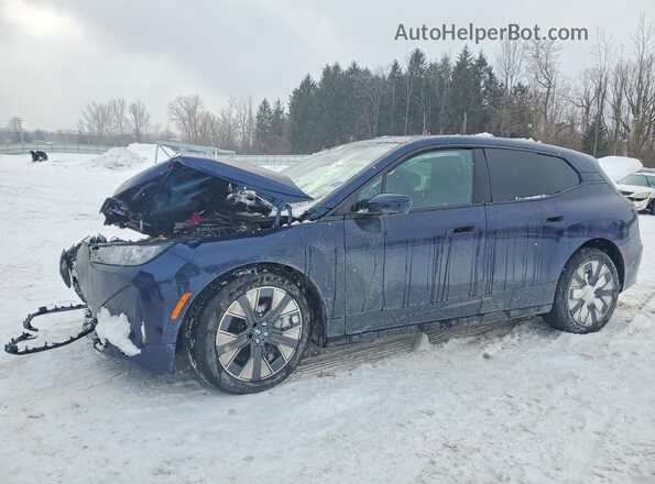WB543CF07TCV41501 2026 BMW IX Blue წინა მარცხენა ხედი სამი მეოთხედიდან
