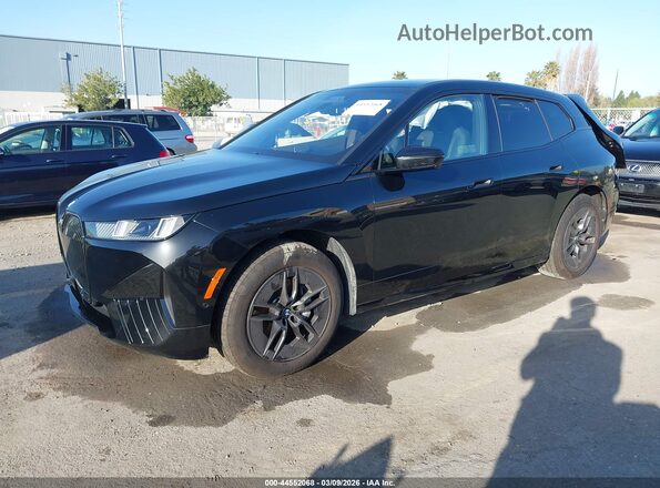 WB543CF09TCV01873 2026 BMW IX Черный Передняя левая четверть