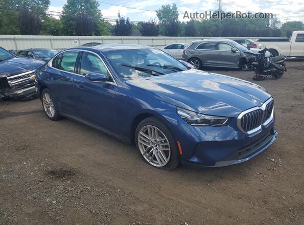 WBA53FJ05RCS99539 2024 BMW 5 SERIES Blue Przód prawy