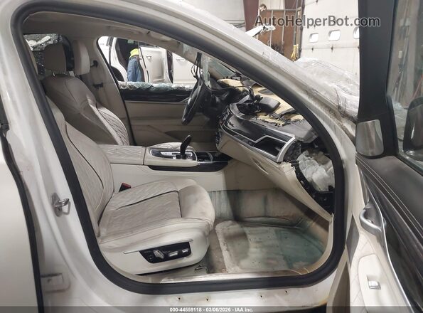 WBA7U2C17MCE78925 2021 BMW OTHER Белый Вид салона спереди