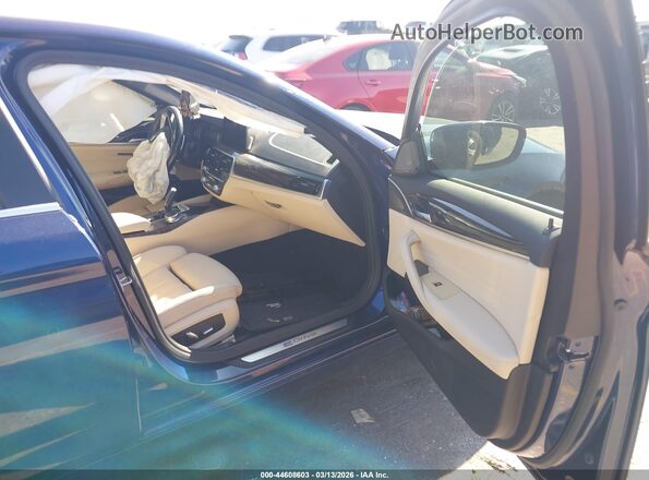 WBAJA9C5XKB392454 2019 BMW 5 SERIES Синий Вид салона спереди