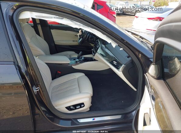 WBAJB9C54JB287372 2018 BMW 5 SERIES Gray Widok wnętrza z przodu