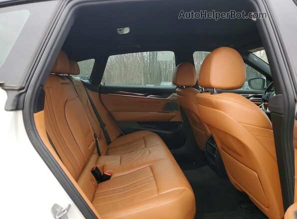 WBAJV6C53JBK07288 2018 BMW OTHER White Widok tylnych siedzeń