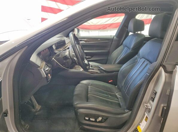 WBAJV6C54JBK07638 2018 BMW OTHER Серебряный Вид салона спереди