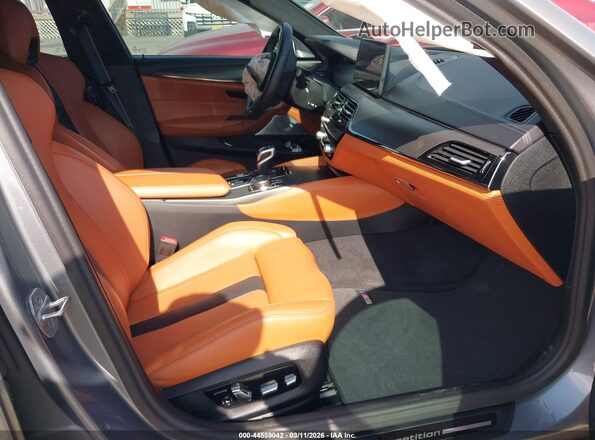 WBS83CH00PCL73119 2023 BMW M5 Gray Widok wnętrza z przodu
