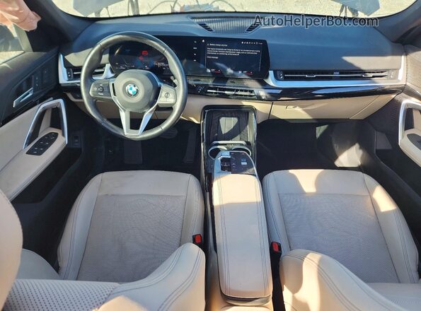 WBX73EF00P5Y08052 2023 BMW X1 Black Vista del salpicadero