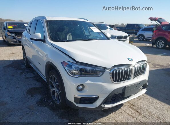 WBXHT3C30J5F92172 2018 BMW X1 Белый Передняя правая четверть