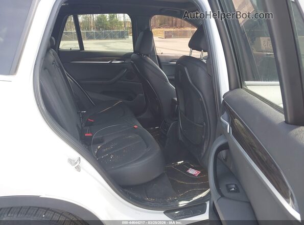 WBXHT3C30J5L26714 2018 BMW X1 White Widok naklejki z numerem VIN