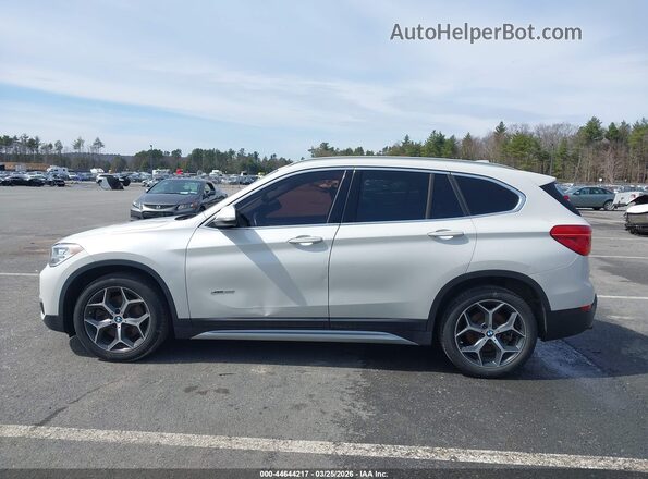 WBXHT3C30J5L26714 2018 BMW X1 White Widok wnętrza 360 stopni