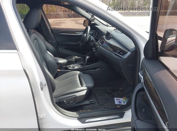 WBXHT3C30J5L26714 2018 BMW X1 White Widok wnętrza z przodu