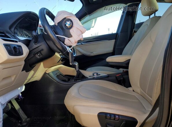 WBXHT3C34H5F70024 2017 BMW X1 Black Widok wnętrza z przodu
