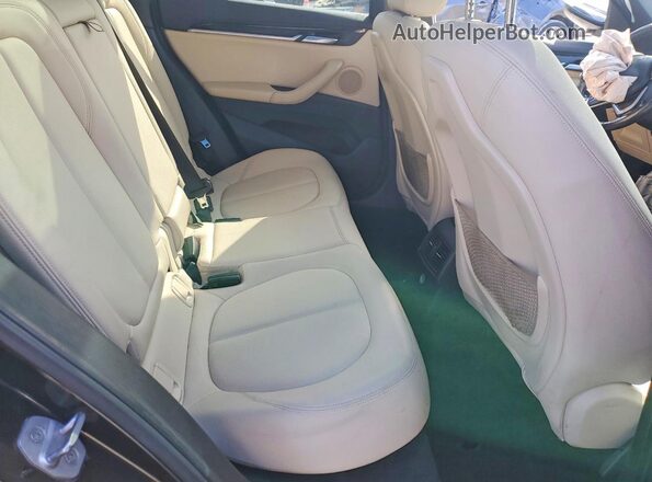 WBXHT3C34H5F70024 2017 BMW X1 Black Widok wnętrza z tyłu