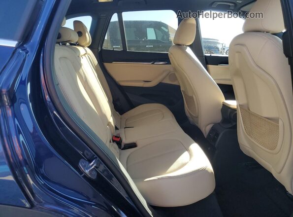 WBXHT3C36H5F75127 2017 BMW X1 Синий Вид задней части салона