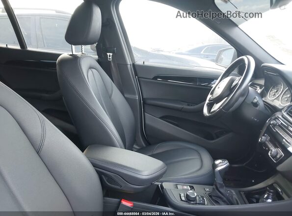WBXHT3C37H5F70955 2017 BMW X1 Белый Вид салона спереди