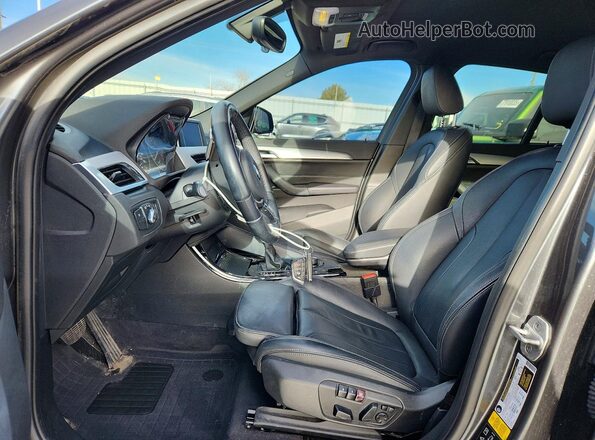 WBXHT3C37J5F92959 2018 BMW X1 Серый Вид салона спереди