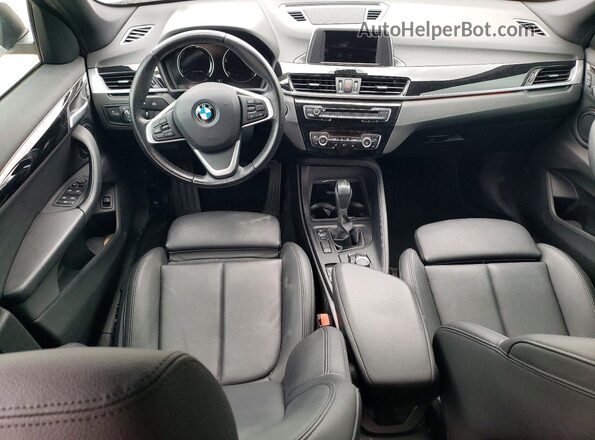 WBXHT3C39J3H33008 2018 BMW X1 White Вид панелі приладів