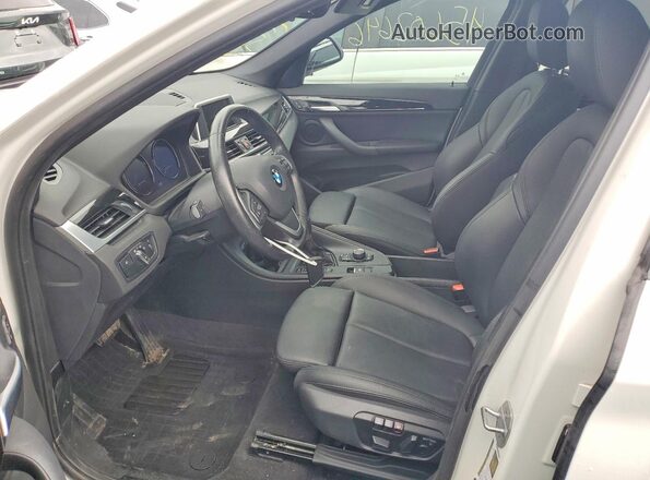 WBXHT3C39J3H33008 2018 BMW X1 White Вид салону спереду